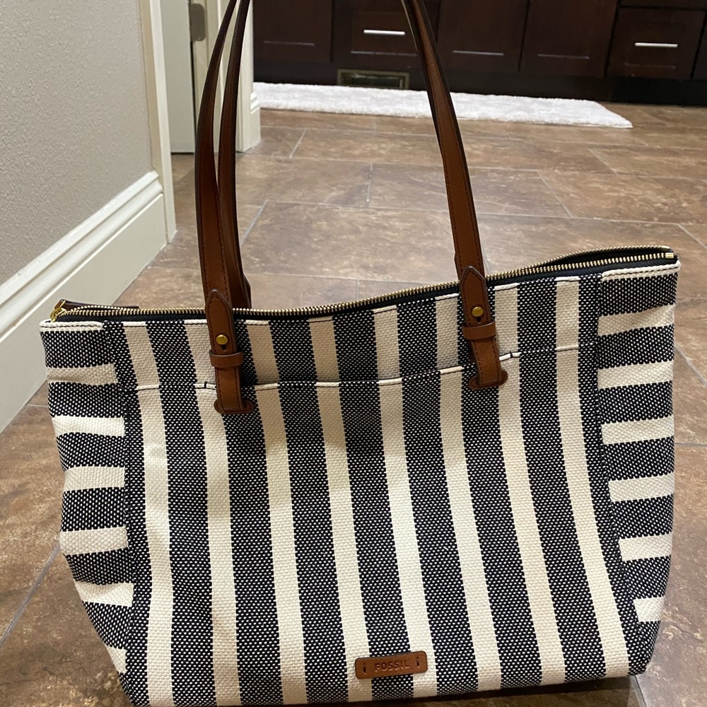 Fossil tote